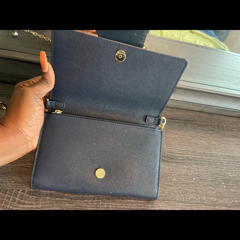 Tory Burch hand bag , so cute and in new condition. I used it only once. - Picture 4 of 8